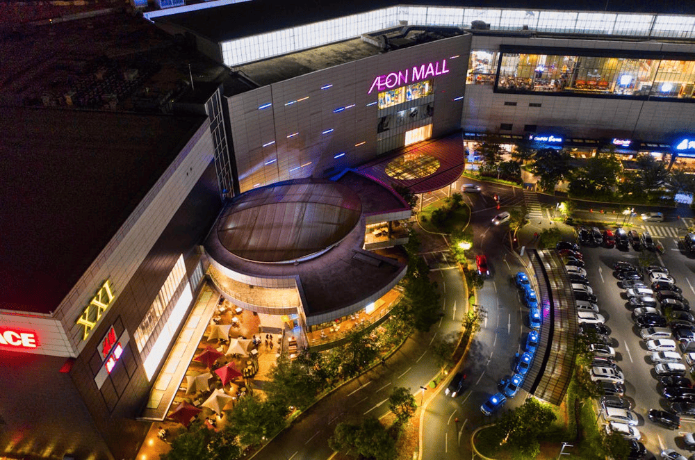 The AEON MALL is a modern shopping center offering diverse dining and entertainment for all ages (Source: Pexels)